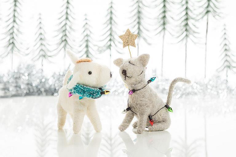 F99 - Sitting Cat w/Lights Ornament